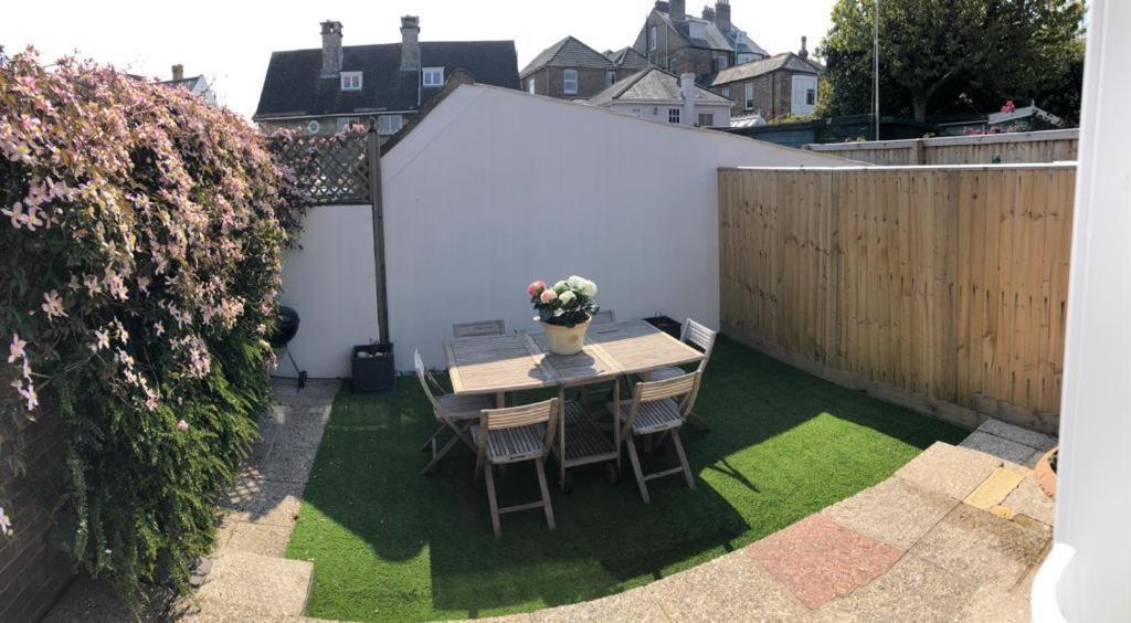 Trafalgar, Lovely Ground Floor Flat With Outside Patio Garden, Minutes Walk To Seafront سيفيو المظهر الخارجي الصورة