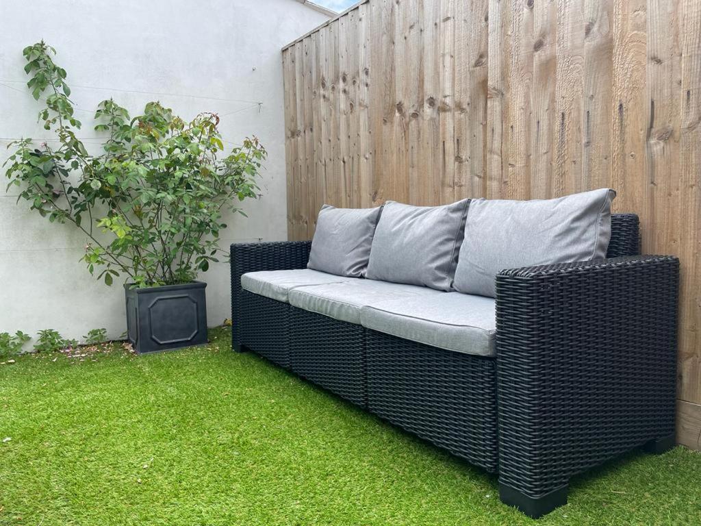 Trafalgar, Lovely Ground Floor Flat With Outside Patio Garden, Minutes Walk To Seafront سيفيو المظهر الخارجي الصورة